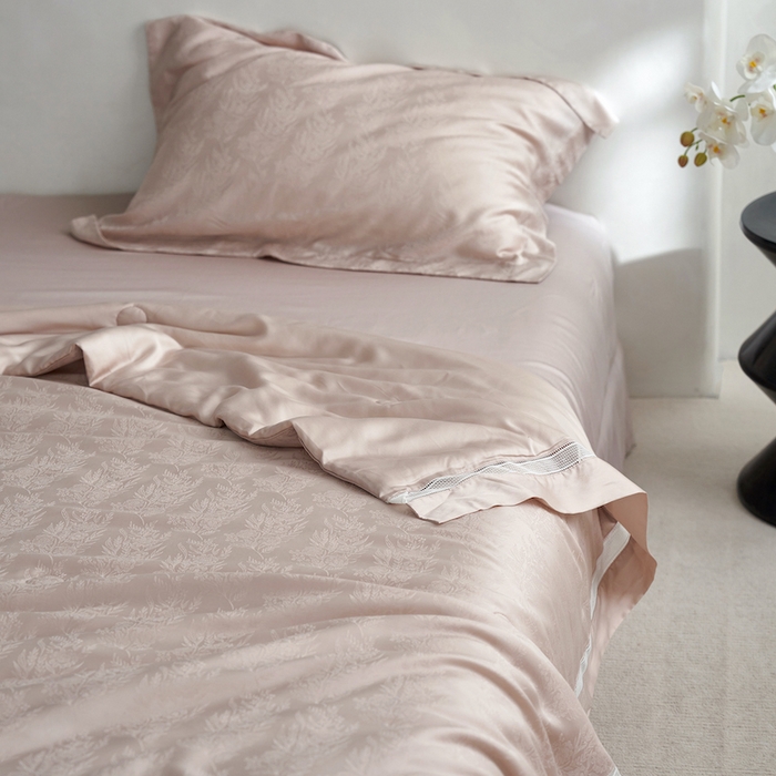 91家纺网 家纺一手货源 找家纺 丽笙被芯 2026新款兰精天丝提花蚕宝夏被夏凉被空调被 岚朵粉