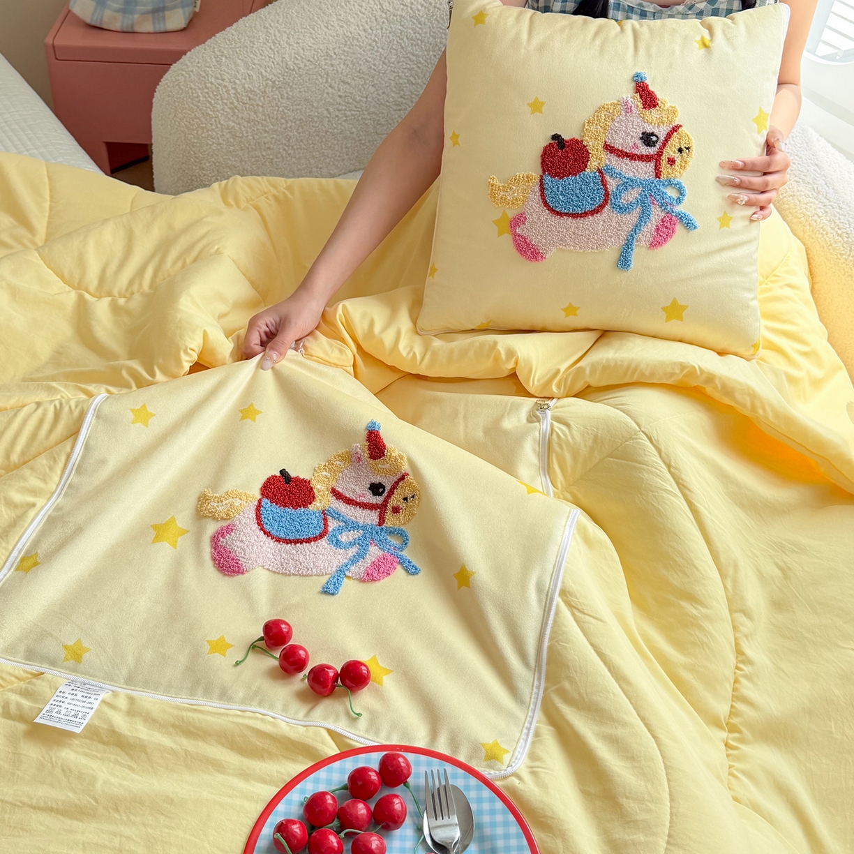 91家纺网 家纺一手货源 找家纺 番茄+ 2026新款ins风卡通毛巾绣抱枕被 星星小马