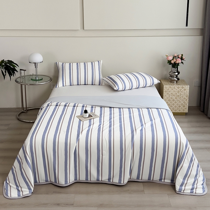 91家纺网 家纺一手货源 找家纺 世纪绒品 2026新款A类印花凉感丝夏被夏凉被空调被 米灰竖条