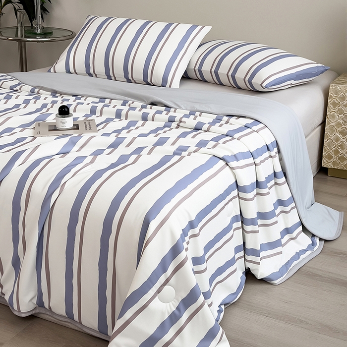 91家纺网 家纺一手货源 找家纺 世纪绒品 2026新款A类印花凉感丝夏被夏凉被空调被 米灰竖条