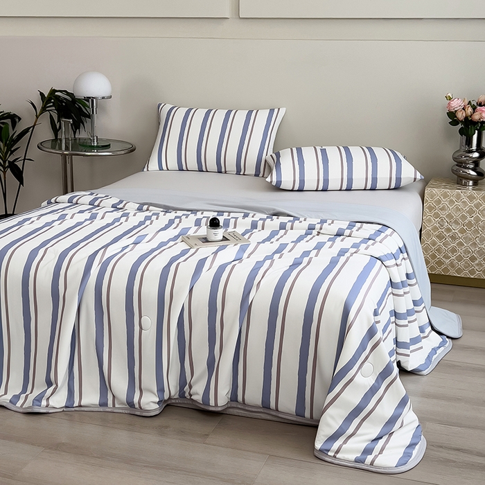 91家纺网 家纺一手货源 找家纺 世纪绒品 2026新款A类印花凉感丝夏被夏凉被空调被 米灰竖条