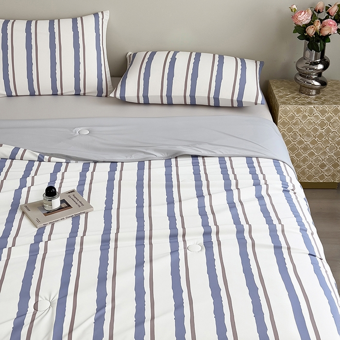 91家纺网 家纺一手货源 找家纺 世纪绒品 2026新款A类印花凉感丝夏被夏凉被空调被 米灰竖条