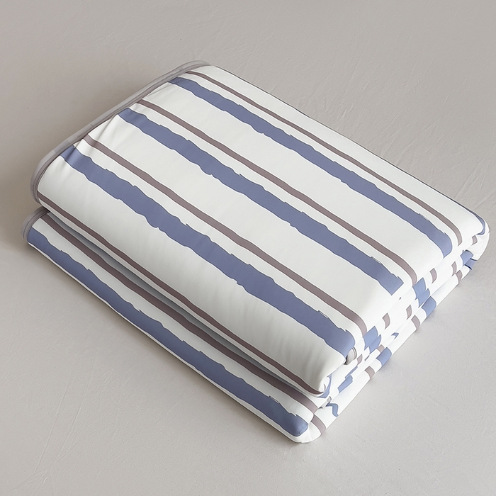 91家纺网 家纺一手货源 找家纺 世纪绒品 2026新款A类印花凉感丝夏被夏凉被空调被 米灰竖条