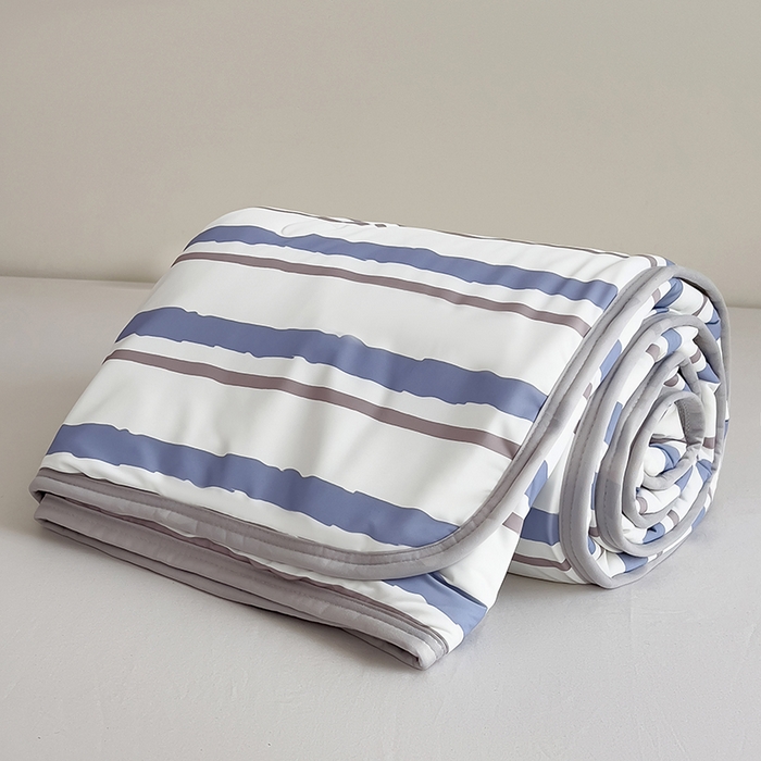 91家纺网 家纺一手货源 找家纺 世纪绒品 2026新款A类印花凉感丝夏被夏凉被空调被 米灰竖条