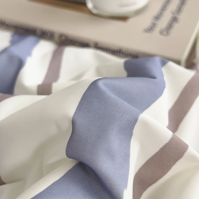 91家纺网 家纺一手货源 找家纺 世纪绒品 2026新款A类印花凉感丝夏被夏凉被空调被 米灰竖条