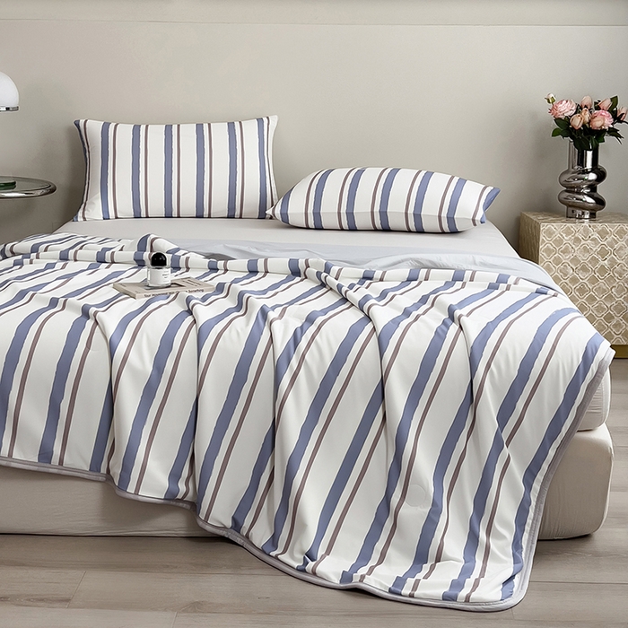 91家纺网 家纺一手货源 找家纺 世纪绒品 2026新款A类印花凉感丝夏被夏凉被空调被 米灰竖条