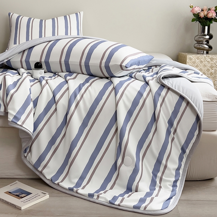 91家纺网 家纺一手货源 找家纺 世纪绒品 2026新款A类印花凉感丝夏被夏凉被空调被 米灰竖条