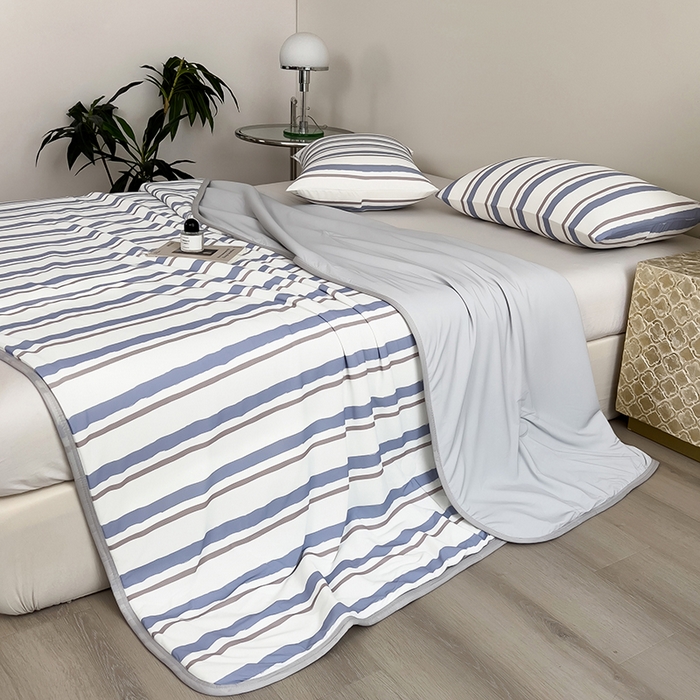 91家纺网 家纺一手货源 找家纺 世纪绒品 2026新款A类印花凉感丝夏被夏凉被空调被 米灰竖条