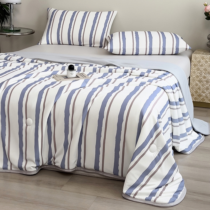 91家纺网 家纺一手货源 找家纺 世纪绒品 2026新款A类印花凉感丝夏被夏凉被空调被 米灰竖条