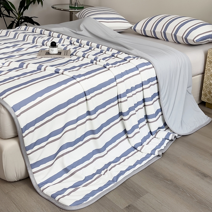 91家纺网 家纺一手货源 找家纺 世纪绒品 2026新款A类印花凉感丝夏被夏凉被空调被 米灰竖条