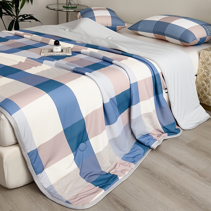 91家纺网 家纺一手货源 找家纺 世纪绒品 2026新款A类印花凉感丝夏被夏凉被空调被 雾蓝大格