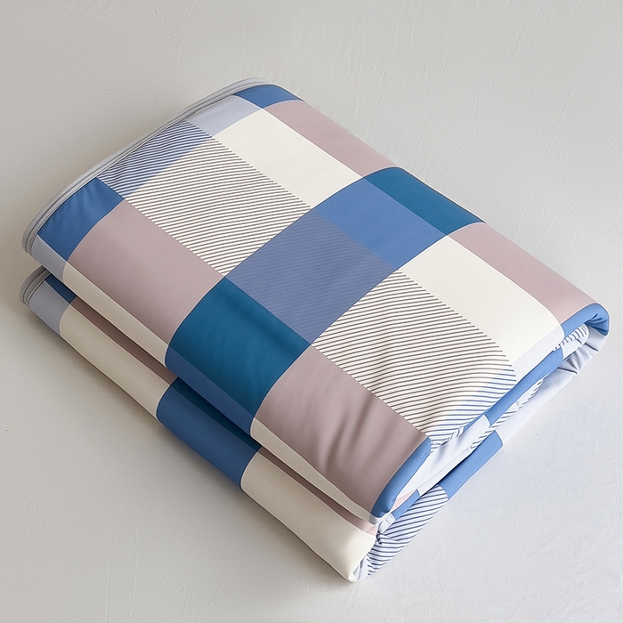 91家纺网 家纺一手货源 找家纺 世纪绒品 2026新款A类印花凉感丝夏被夏凉被空调被 雾蓝大格