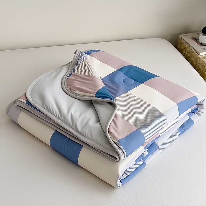 91家纺网 家纺一手货源 找家纺 世纪绒品 2026新款A类印花凉感丝夏被夏凉被空调被 雾蓝大格