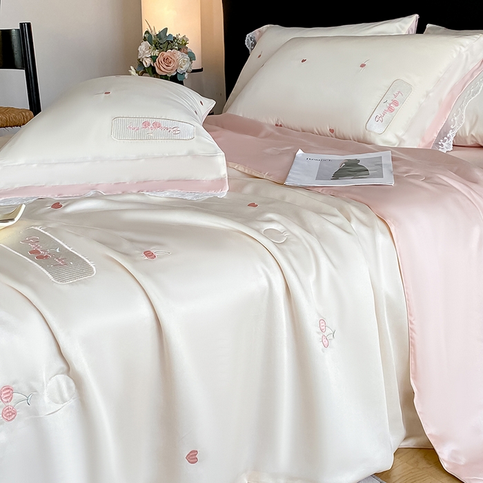 91家纺网 家纺一手货源 找家纺 置顶家纺 22026新款水洗天丝夏被刺绣樱桃四件套 克洛伊-白+粉