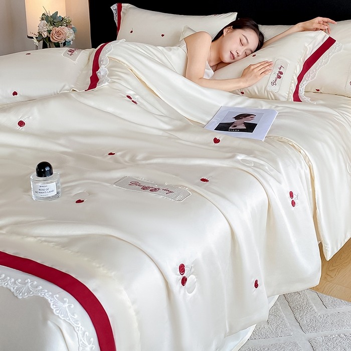 91家纺网 家纺一手货源 找家纺 置顶家纺 22026新款水洗天丝夏被刺绣樱桃四件套 克洛伊-奶白