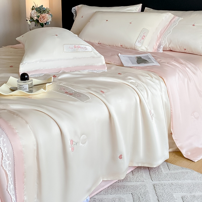 91家纺网 家纺一手货源 找家纺 置顶家纺 22026新款水洗天丝夏被刺绣樱桃四件套 克洛伊-白+粉