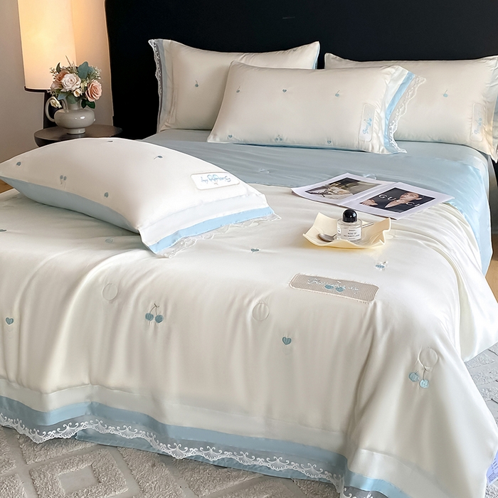 91家纺网 家纺一手货源 找家纺 置顶家纺 22026新款水洗天丝夏被刺绣樱桃四件套 克洛伊-白+蓝