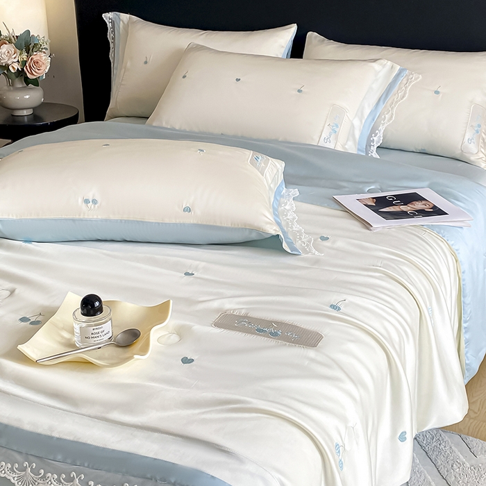 91家纺网 家纺一手货源 找家纺 置顶家纺 22026新款水洗天丝夏被刺绣樱桃四件套 克洛伊-白+蓝