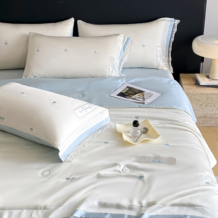 91家纺网 家纺一手货源 找家纺 置顶家纺 22026新款水洗天丝夏被刺绣樱桃四件套 克洛伊-白+蓝