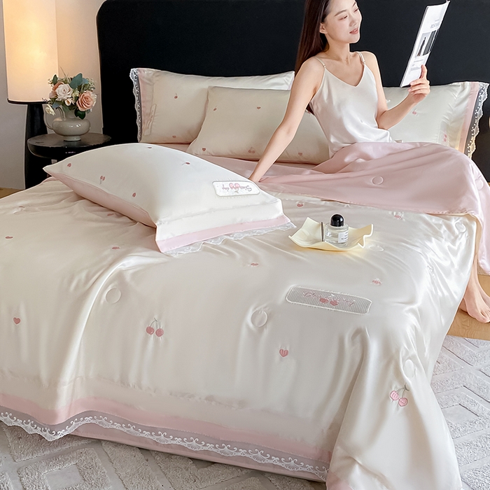 91家纺网 家纺一手货源 找家纺 置顶家纺 22026新款水洗天丝夏被刺绣樱桃四件套 克洛伊-白+粉