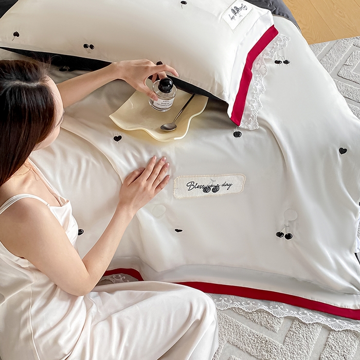 91家纺网 家纺一手货源 找家纺 置顶家纺 22026新款水洗天丝夏被刺绣樱桃四件套 克洛伊-白+黑