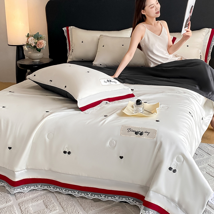 91家纺网 家纺一手货源 找家纺 置顶家纺 22026新款水洗天丝夏被刺绣樱桃四件套 克洛伊-白+黑