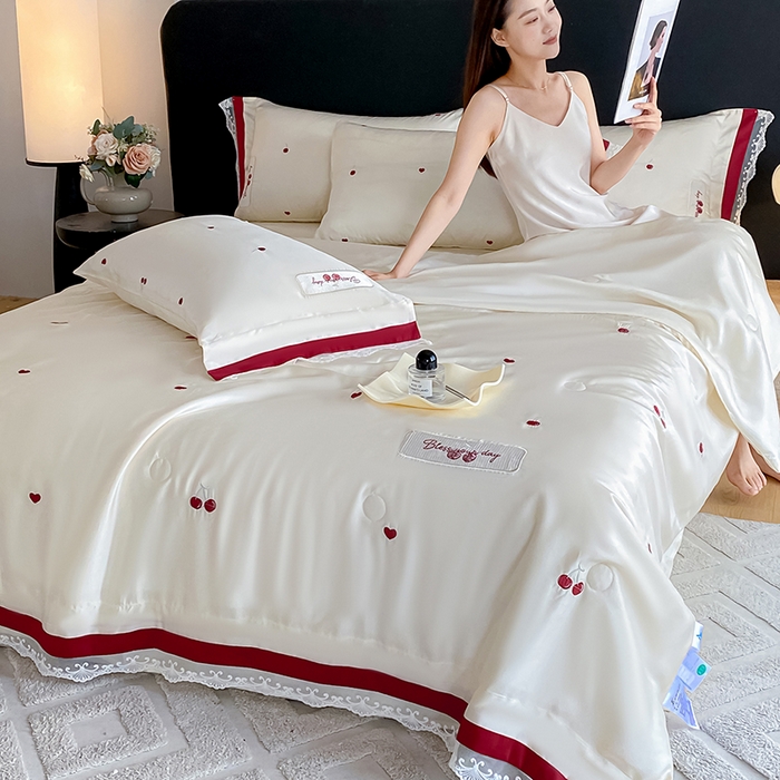 91家纺网 家纺一手货源 找家纺 置顶家纺 22026新款水洗天丝夏被刺绣樱桃四件套 克洛伊-奶白