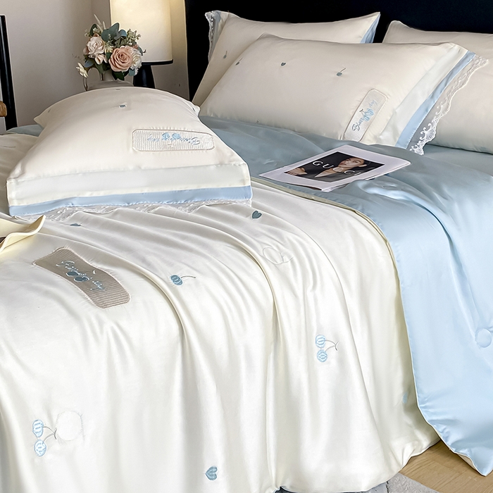 91家纺网 家纺一手货源 找家纺 置顶家纺 22026新款水洗天丝夏被刺绣樱桃四件套 克洛伊-白+蓝