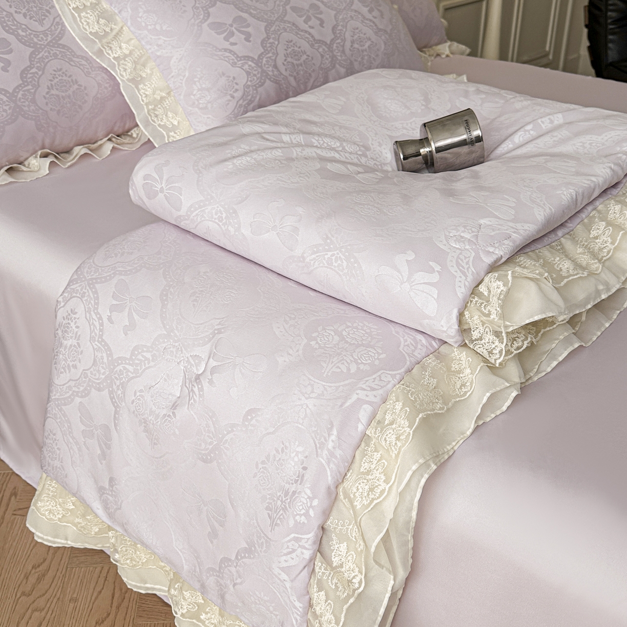 91家纺网 家纺一手货源 找家纺 你好美丽 2026新款水洗真丝蕾丝花边夏被夏凉被空调被四件套-夏梦 夏梦紫