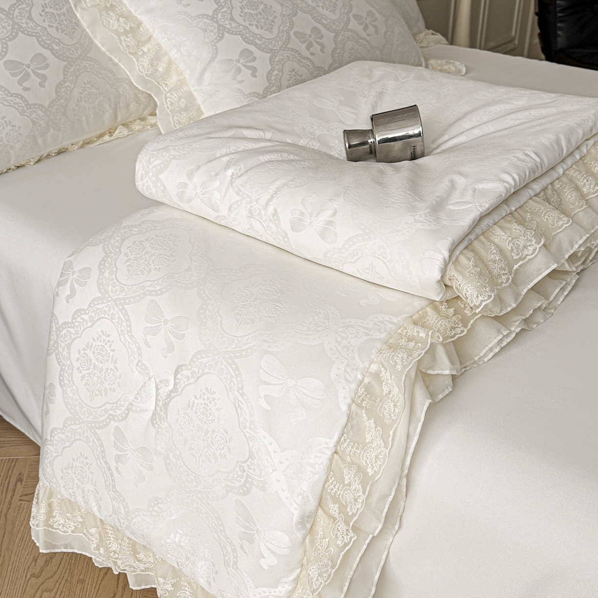 91家纺网 家纺一手货源 找家纺 你好美丽 2026新款水洗真丝蕾丝花边夏被夏凉被空调被四件套-夏梦 夏梦白