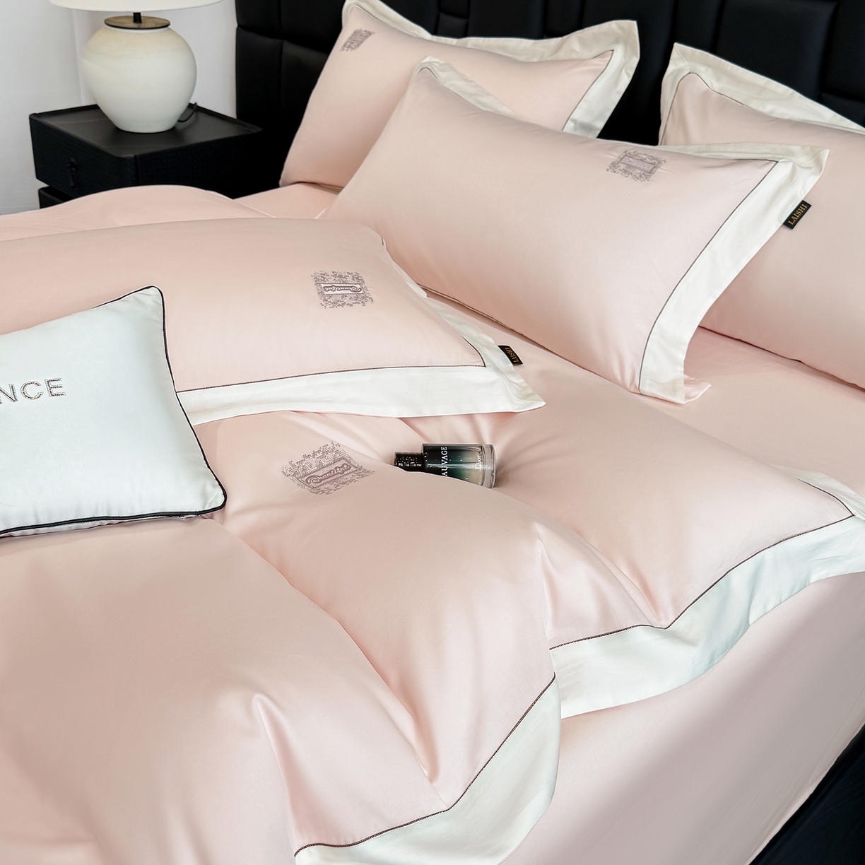 91家纺网 家纺一手货源 找家纺 莱势 2026新品A类100支全棉纯棉50x50s埃及贡缎长绒棉刺绣绣花四件套高端礼盒-仙本娜 仙本娜 轻奢粉