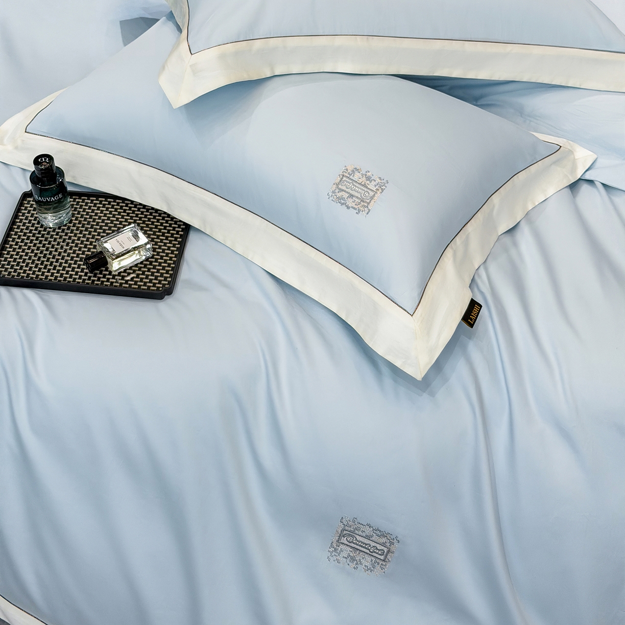 91家纺网 家纺一手货源 找家纺 莱势 2026新品A类100支全棉纯棉50x50s埃及贡缎长绒棉刺绣绣花四件套高端礼盒-仙本娜 仙本娜 天空蓝