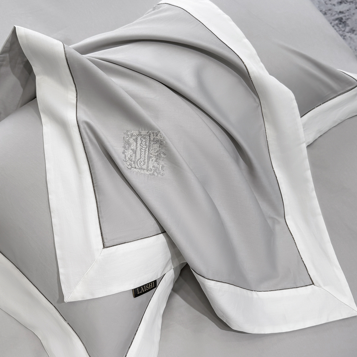 91家纺网 家纺一手货源 找家纺 莱势 2026新品A类100支全棉纯棉50x50s埃及贡缎长绒棉刺绣绣花四件套高端礼盒-仙本娜 仙本娜 绅士灰