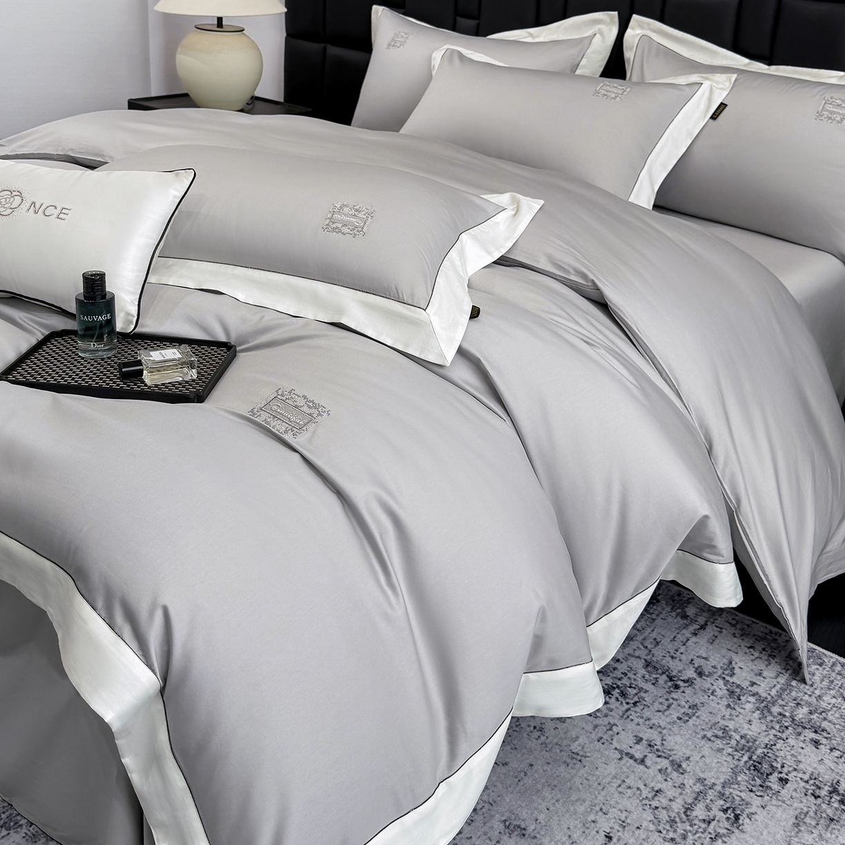 91家纺网 家纺一手货源 找家纺 莱势 2026新品A类100支全棉纯棉50x50s埃及贡缎长绒棉刺绣绣花四件套高端礼盒-仙本娜 仙本娜 绅士灰