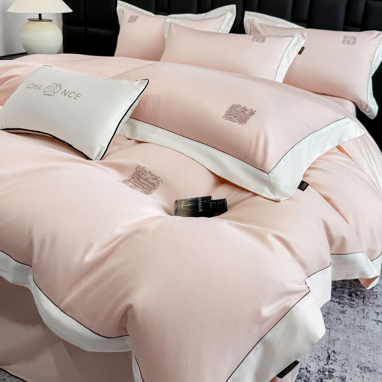 91家纺网 家纺一手货源 找家纺 莱势 2026新品A类100支全棉纯棉50x50s埃及贡缎长绒棉刺绣绣花四件套高端礼盒-仙本娜 仙本娜 轻奢粉