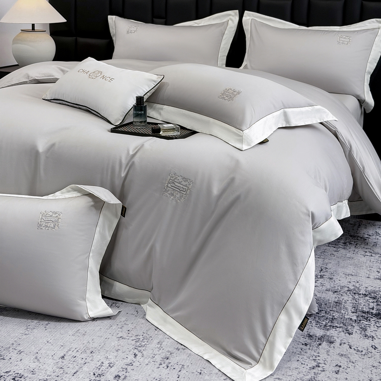 91家纺网 家纺一手货源 找家纺 莱势 2026新品A类100支全棉纯棉50x50s埃及贡缎长绒棉刺绣绣花四件套高端礼盒-仙本娜 仙本娜 绅士灰