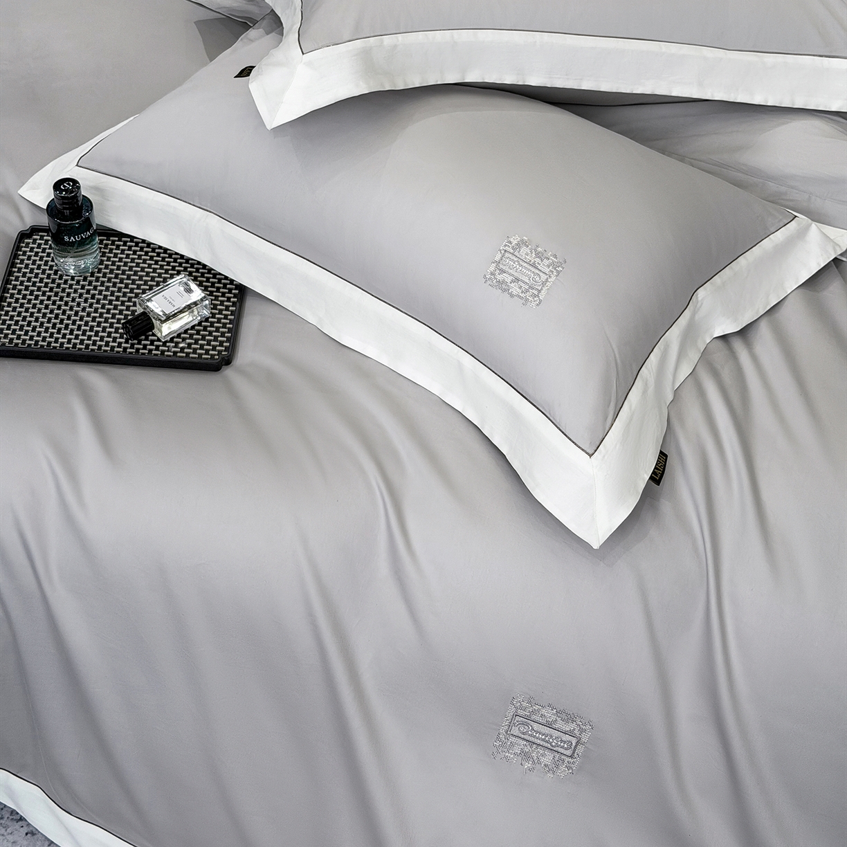 91家纺网 家纺一手货源 找家纺 莱势 2026新品A类100支全棉纯棉50x50s埃及贡缎长绒棉刺绣绣花四件套高端礼盒-仙本娜 仙本娜 绅士灰