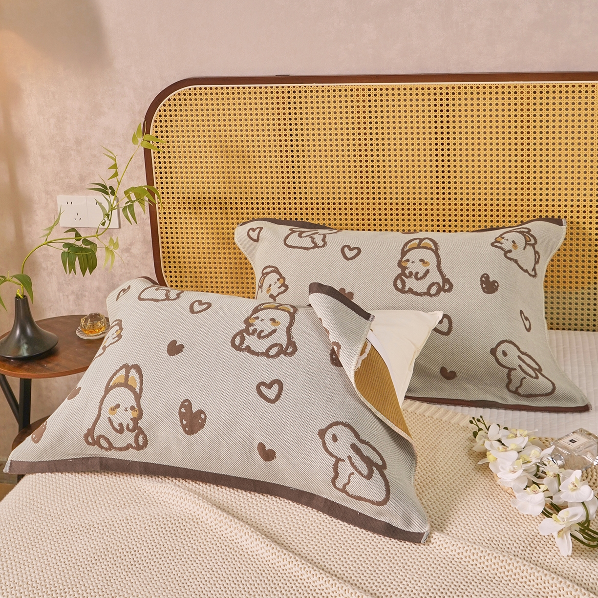 91家纺网 家纺一手货源 找家纺 棠薇家纺 2026新款绑带款枕巾全棉纯棉四层斜纹纱布枕巾  防滑防脱落纯棉枕头巾 绑带款爱心兔