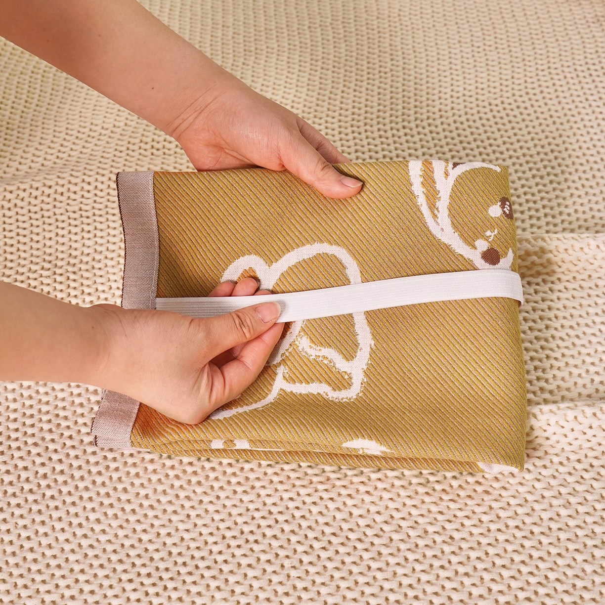 91家纺网 家纺一手货源 找家纺 棠薇家纺 2026新款绑带款枕巾全棉纯棉四层斜纹纱布枕巾  防滑防脱落纯棉枕头巾 绑带款爱心兔