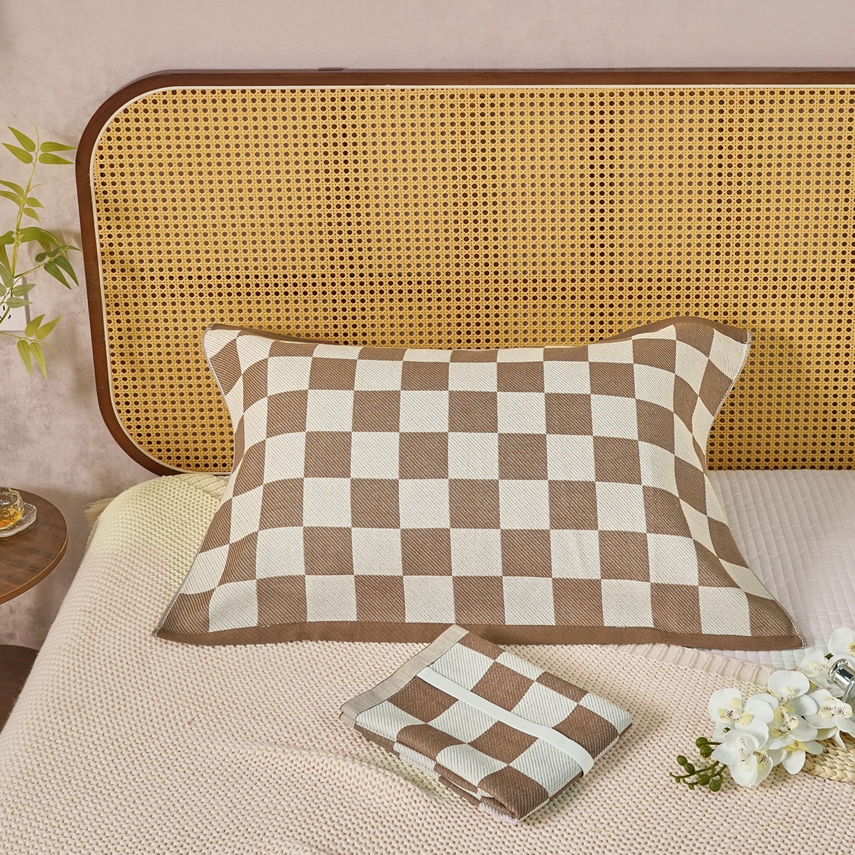 91家纺网 家纺一手货源 找家纺 棠薇家纺 2026新款绑带款枕巾全棉纯棉四层斜纹纱布枕巾  防滑防脱落纯棉枕头巾 绑带款棋盘格