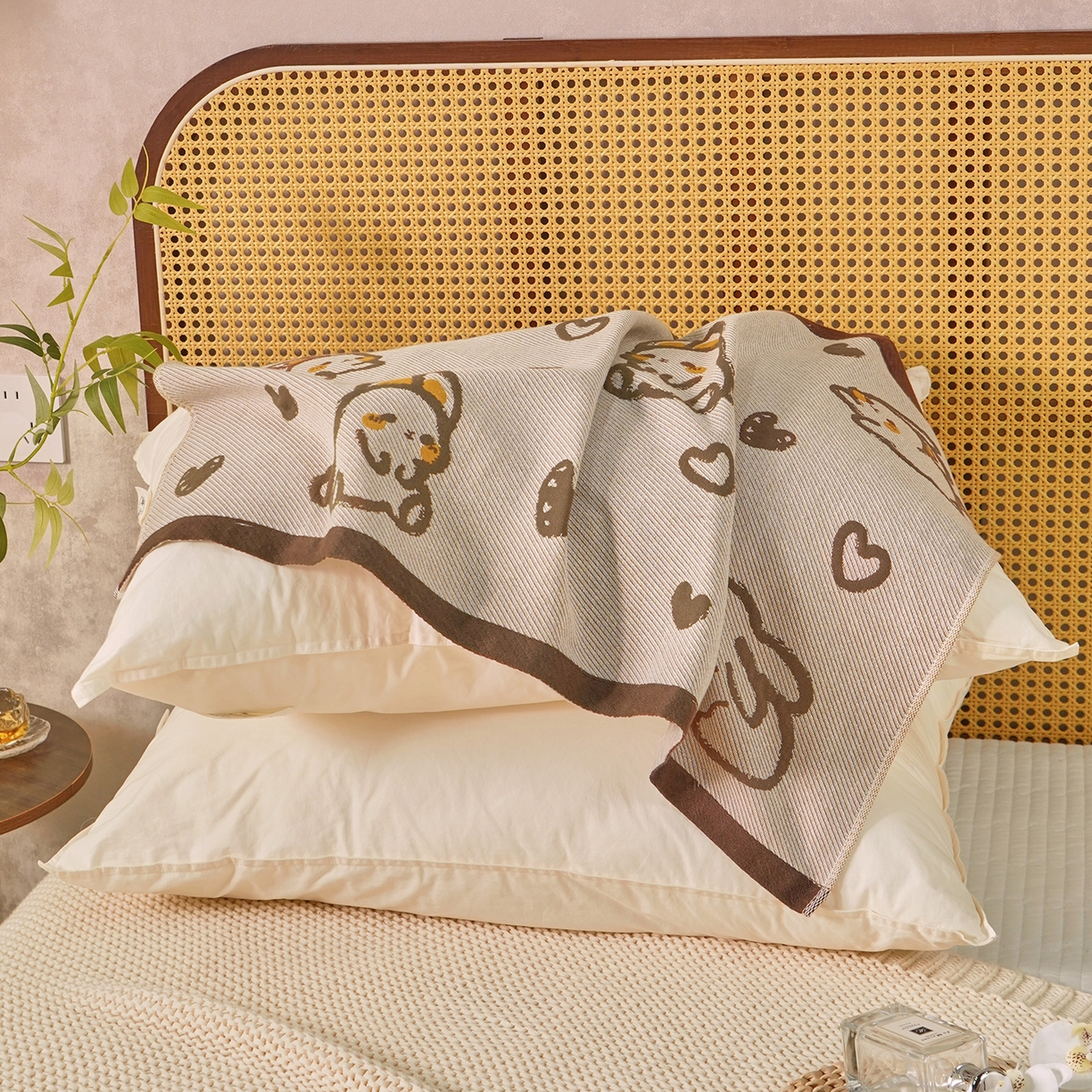 91家纺网 家纺一手货源 找家纺 棠薇家纺 2026新款绑带款枕巾全棉纯棉四层斜纹纱布枕巾  防滑防脱落纯棉枕头巾 绑带款爱心兔