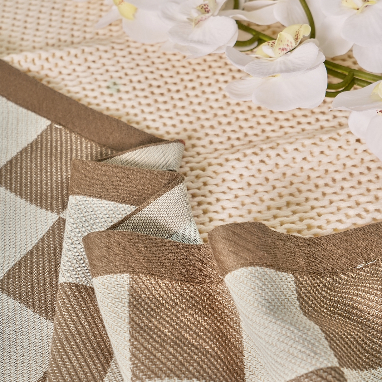 91家纺网 家纺一手货源 找家纺 棠薇家纺 2026新款绑带款枕巾全棉纯棉四层斜纹纱布枕巾  防滑防脱落纯棉枕头巾 绑带款棋盘格