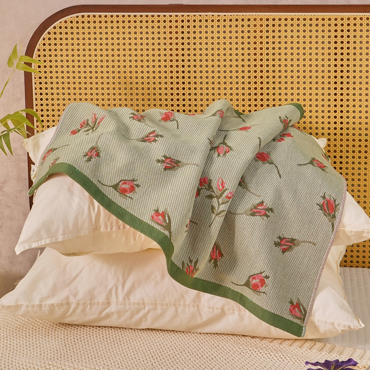 91家纺网 家纺一手货源 找家纺 棠薇家纺 2026新款绑带款枕巾全棉纯棉四层斜纹纱布枕巾  防滑防脱落纯棉枕头巾 绑带款花季绿