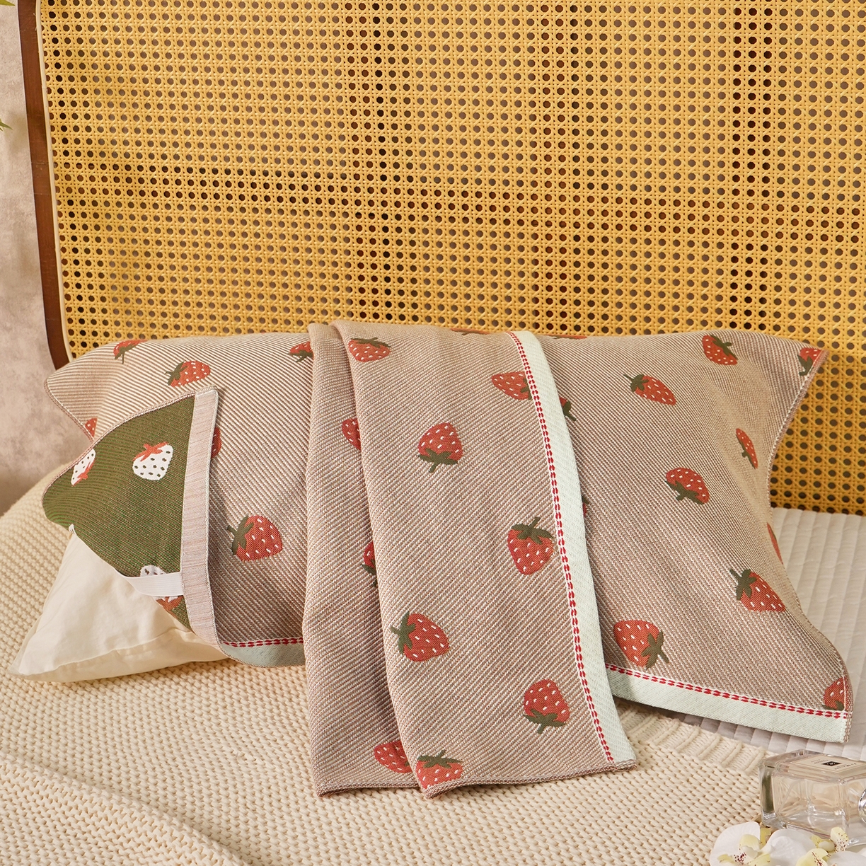 91家纺网 家纺一手货源 找家纺 棠薇家纺 2026新款绑带款枕巾全棉纯棉四层斜纹纱布枕巾  防滑防脱落纯棉枕头巾 绑带款甜心草莓