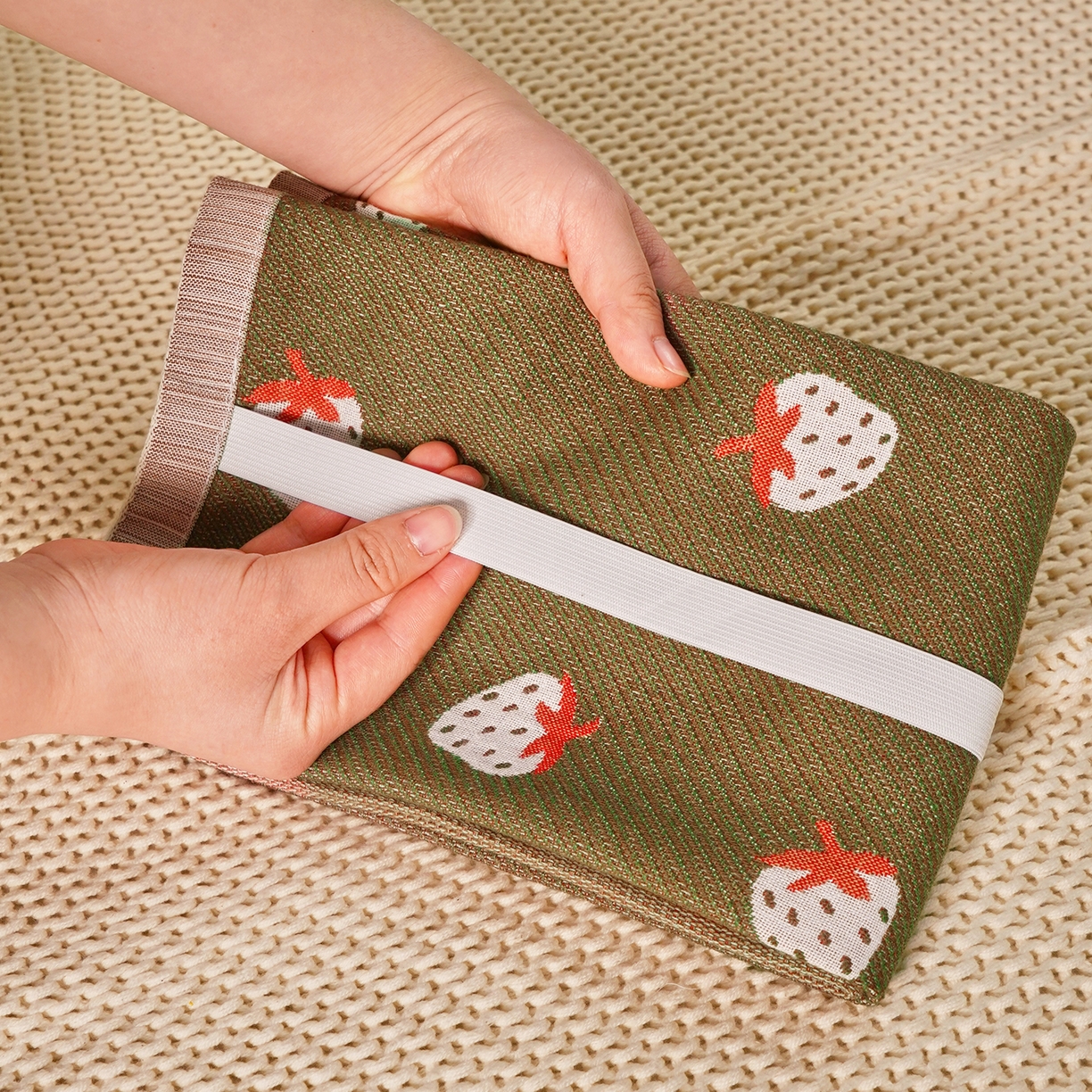 91家纺网 家纺一手货源 找家纺 棠薇家纺 2026新款绑带款枕巾全棉纯棉四层斜纹纱布枕巾  防滑防脱落纯棉枕头巾 绑带款甜心草莓