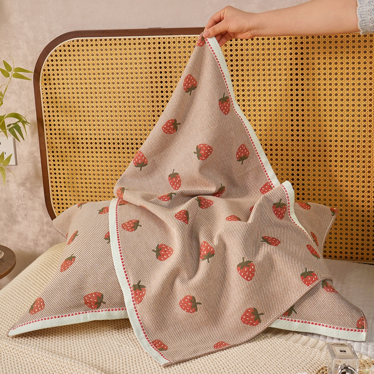 91家纺网 家纺一手货源 找家纺 棠薇家纺 2026新款绑带款枕巾全棉纯棉四层斜纹纱布枕巾  防滑防脱落纯棉枕头巾 绑带款甜心草莓