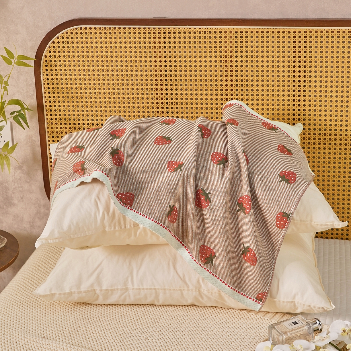 91家纺网 家纺一手货源 找家纺 棠薇家纺 2026新款绑带款枕巾全棉纯棉四层斜纹纱布枕巾  防滑防脱落纯棉枕头巾 绑带款甜心草莓