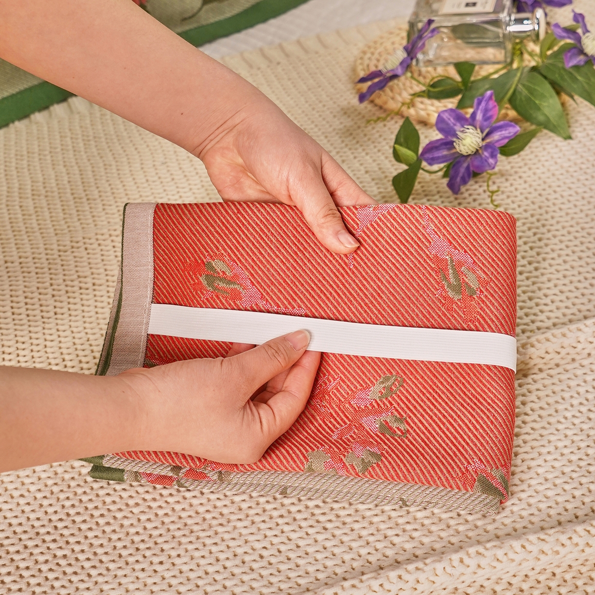 91家纺网 家纺一手货源 找家纺 棠薇家纺 2026新款绑带款枕巾全棉纯棉四层斜纹纱布枕巾  防滑防脱落纯棉枕头巾 绑带款花季绿