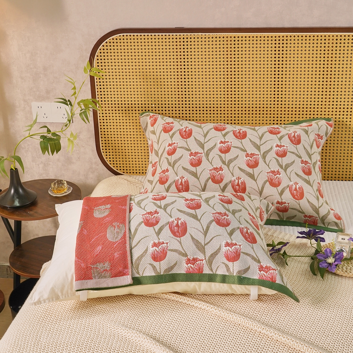 91家纺网 家纺一手货源 找家纺 棠薇家纺 2026新款绑带款枕巾全棉纯棉四层斜纹纱布枕巾  防滑防脱落纯棉枕头巾 绑带款郁金香