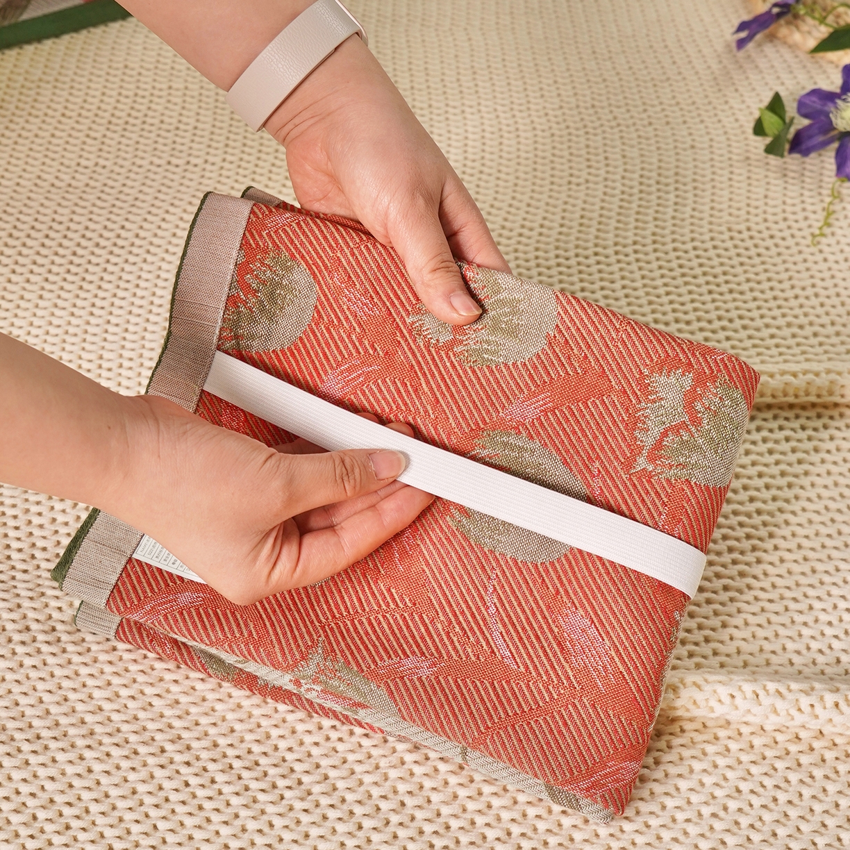 91家纺网 家纺一手货源 找家纺 棠薇家纺 2026新款绑带款枕巾全棉纯棉四层斜纹纱布枕巾  防滑防脱落纯棉枕头巾 绑带款郁金香